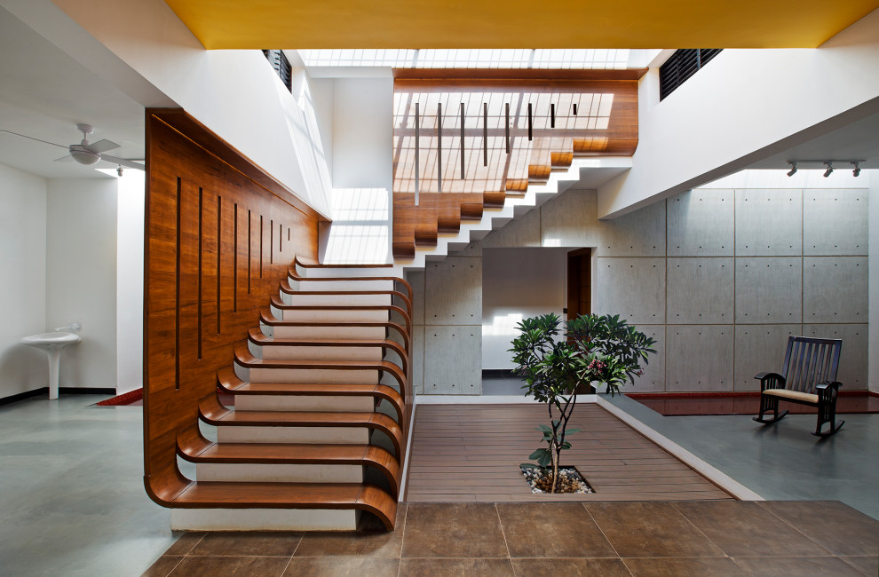 Imagen de escalera en L actual extra grande con escalones de madera y barandilla de madera