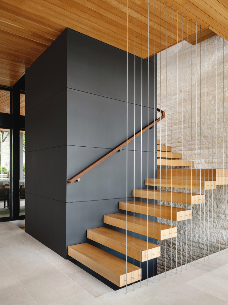 Пример оригинального дизайна: п-образная лестница в современном стиле с деревянными ступенями без подступенок