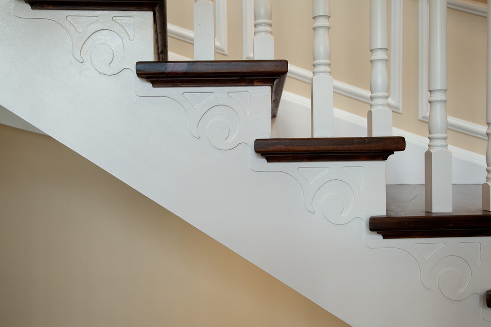 Modelo de escalera recta tradicional renovada de tamaño medio con escalones de madera y contrahuellas de madera