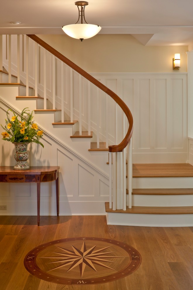 Diseño de escalera en L tradicional de tamaño medio con escalones de madera y contrahuellas de madera pintada