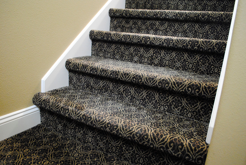 Idée de décoration pour un escalier tradition en U avec des marches en moquette et des contremarches en moquette.