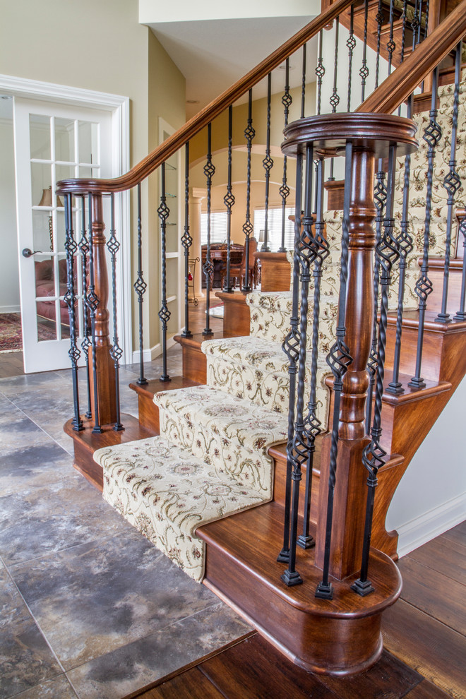 Ejemplo de escalera en L tradicional con escalones enmoquetados, contrahuellas enmoquetadas y barandilla de madera