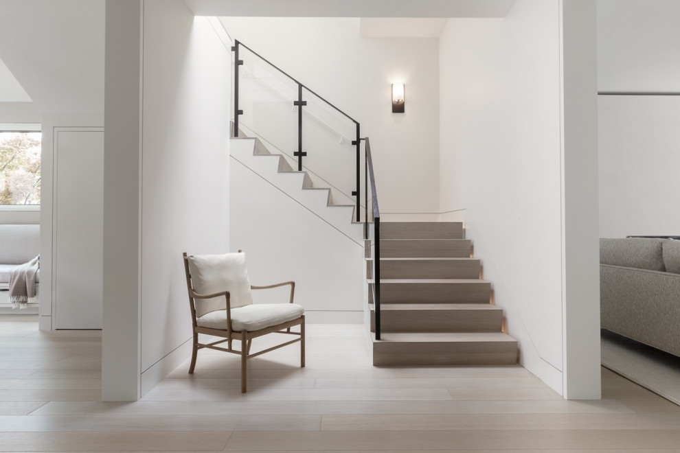 Idée de décoration pour un escalier design en L avec des marches en bois, des contremarches en bois et un garde-corps en matériaux mixtes.