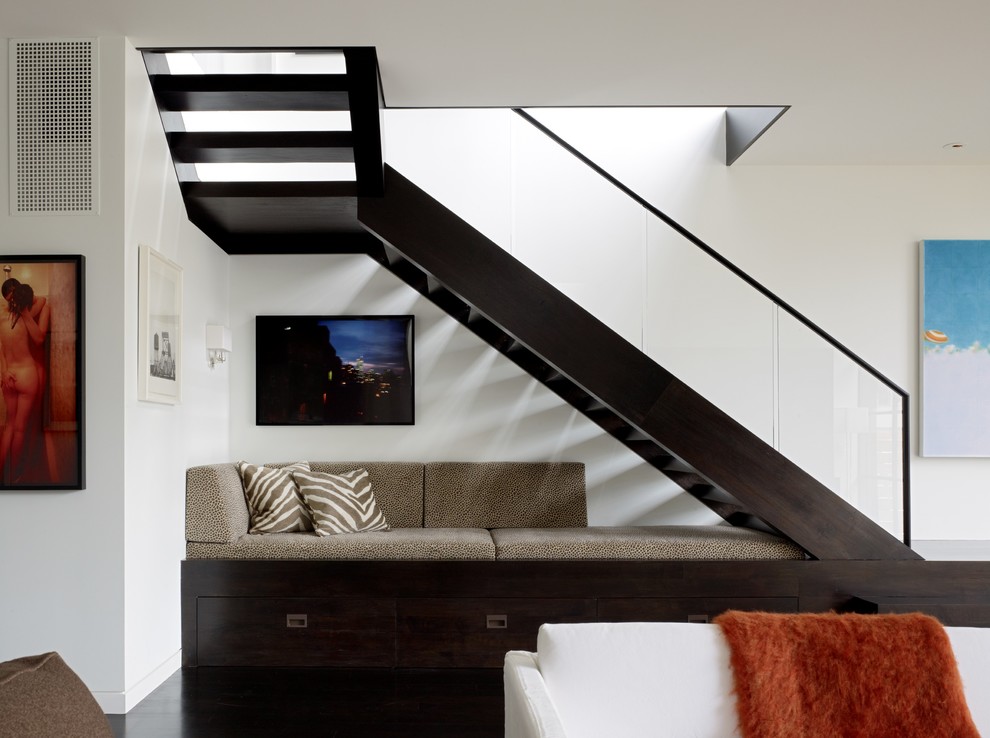 Cette photo montre un escalier sans contremarche tendance en L avec des marches en bois et un téléviseur en dessous.