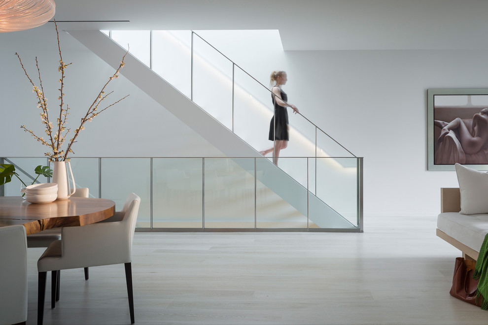Inspiration pour un grand escalier sans contremarche droit minimaliste avec des marches en bois.