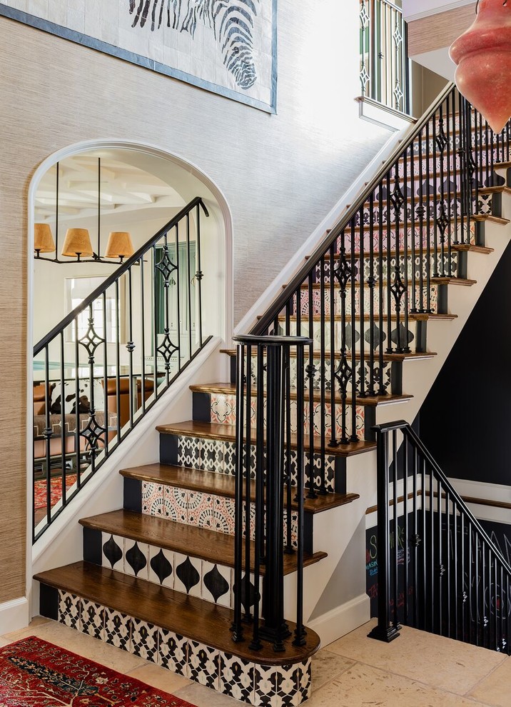 Diseño de escalera en U bohemia con escalones de madera, contrahuellas con baldosas y/o azulejos y barandilla de metal