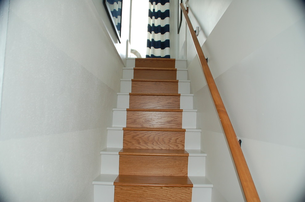 Пример оригинального дизайна: маленькая лестница в морском стиле с деревянными ступенями для на участке и в саду