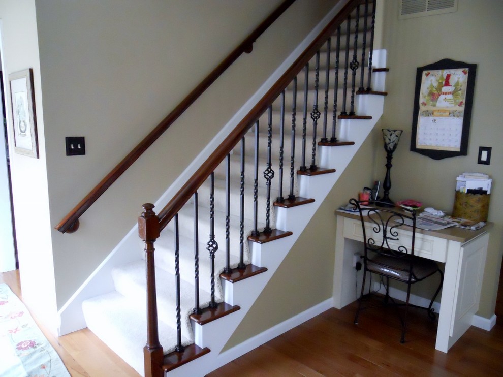 Exemple d'un escalier droit chic de taille moyenne avec des marches en moquette, des contremarches en moquette et éclairage.