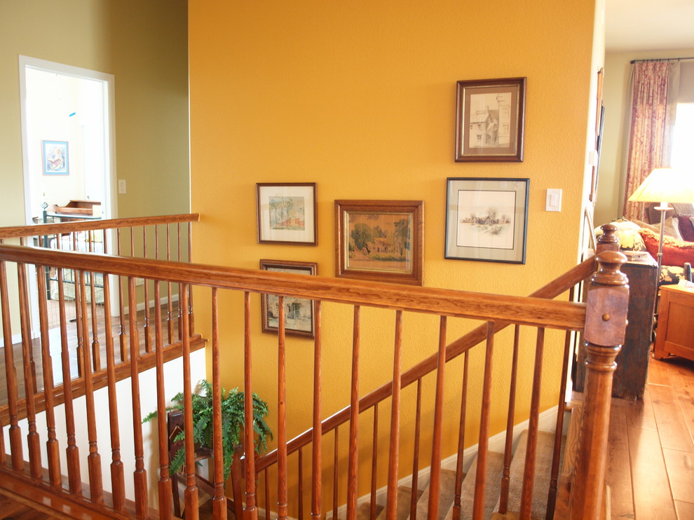 Idée de décoration pour un escalier droit tradition de taille moyenne avec des marches en moquette, des contremarches en moquette, un garde-corps en bois et éclairage.