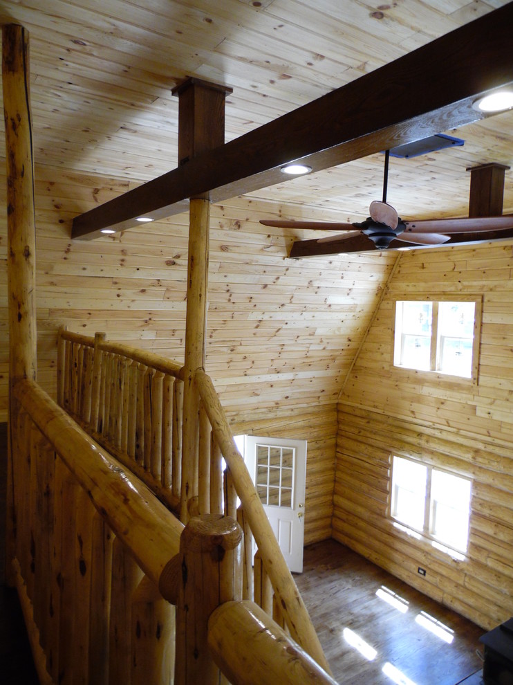 Foto de escalera recta rústica pequeña con escalones de madera y contrahuellas de madera