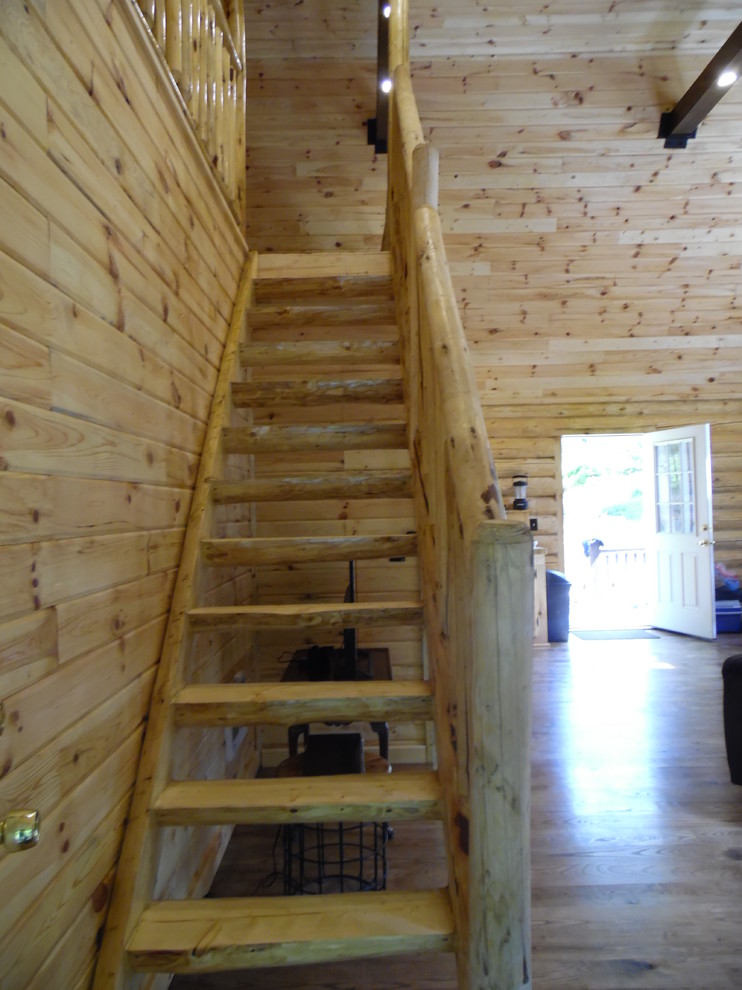 Пример оригинального дизайна: прямая деревянная лестница в стиле рустика с деревянными ступенями