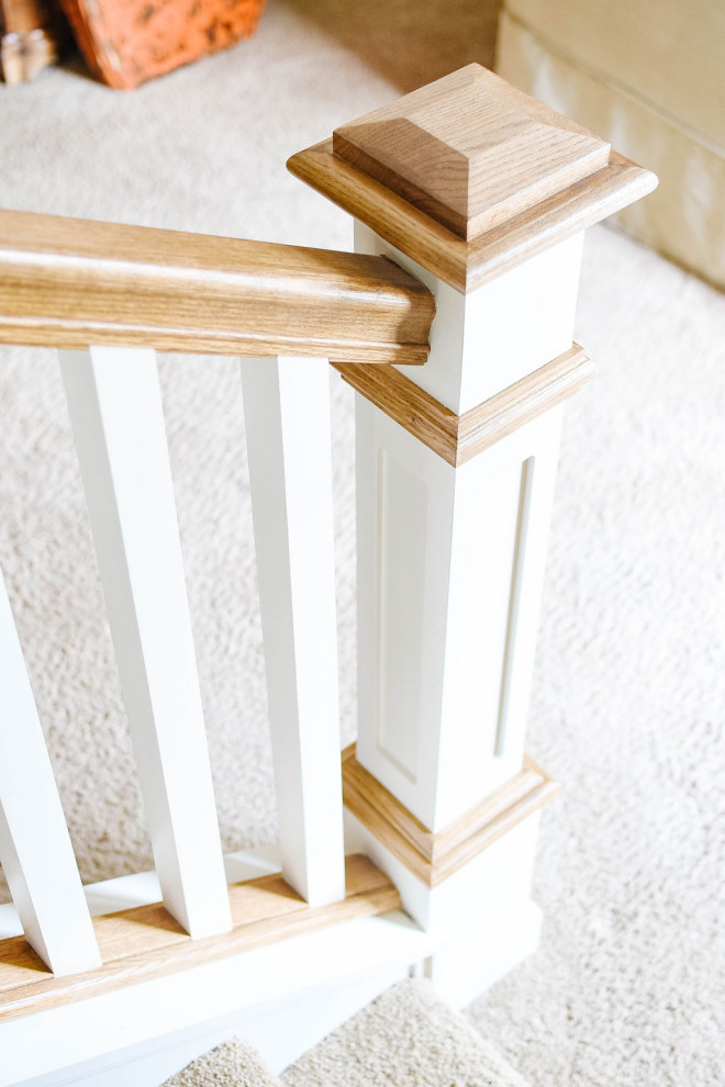 Стильный дизайн: маленькая прямая лестница в стиле кантри с ступенями с ковровым покрытием, ковровыми подступенками и деревянными перилами для на участке и в саду - последний тренд