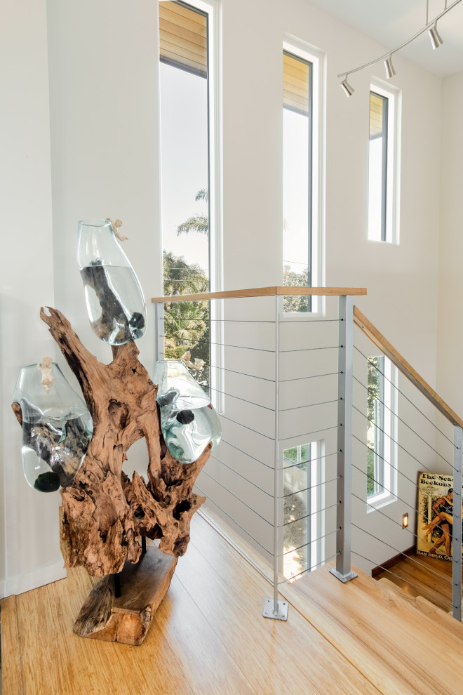 Modelo de escalera suspendida moderna de tamaño medio sin contrahuella con escalones de madera y barandilla de cable