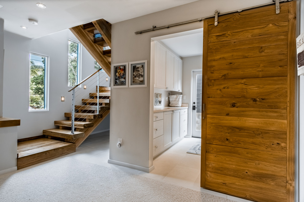 Свежая идея для дизайна: п-образная лестница среднего размера в стиле модернизм с деревянными ступенями и перилами из тросов без подступенок - отличное фото интерьера