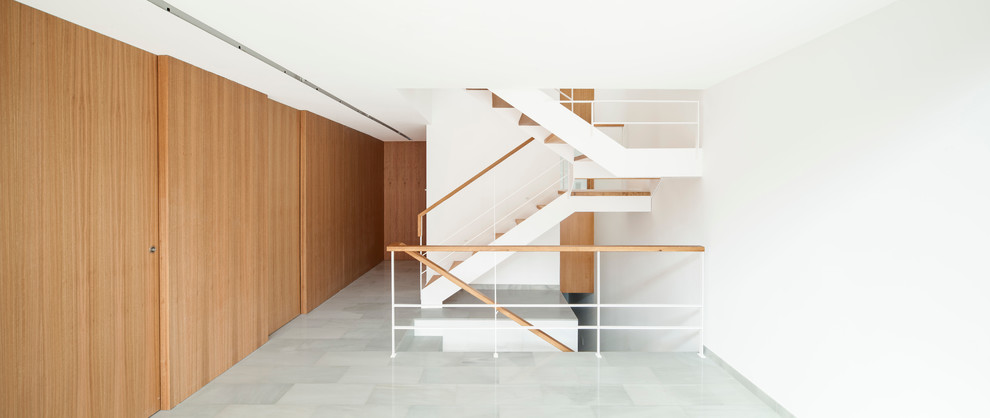 Große Moderne Holztreppe in U-Form mit offenen Setzstufen in Barcelona