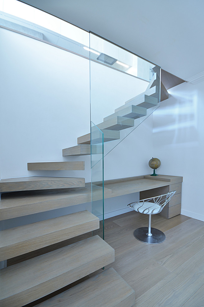 Idées déco pour un petit escalier sans contremarche contemporain en L avec des marches en bois et un garde-corps en verre.