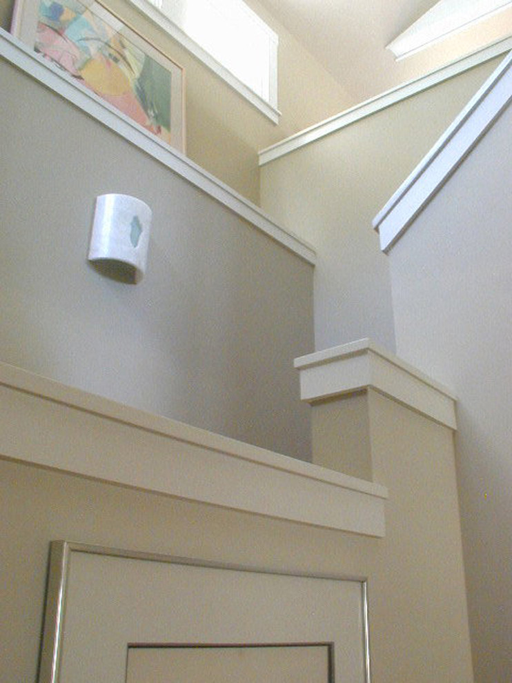На фото: угловая деревянная лестница среднего размера в современном стиле с деревянными ступенями с