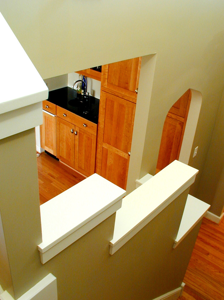 Idées déco pour un escalier contemporain en L de taille moyenne avec des marches en bois et des contremarches en bois.