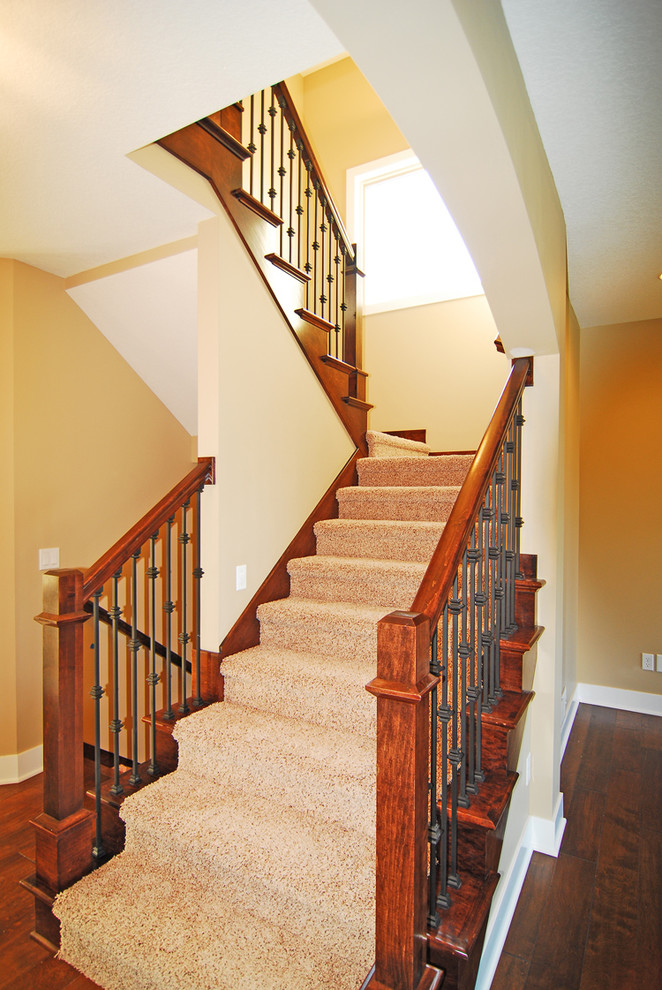 Inspiration pour un escalier craftsman en U de taille moyenne avec des marches en moquette et des contremarches en moquette.