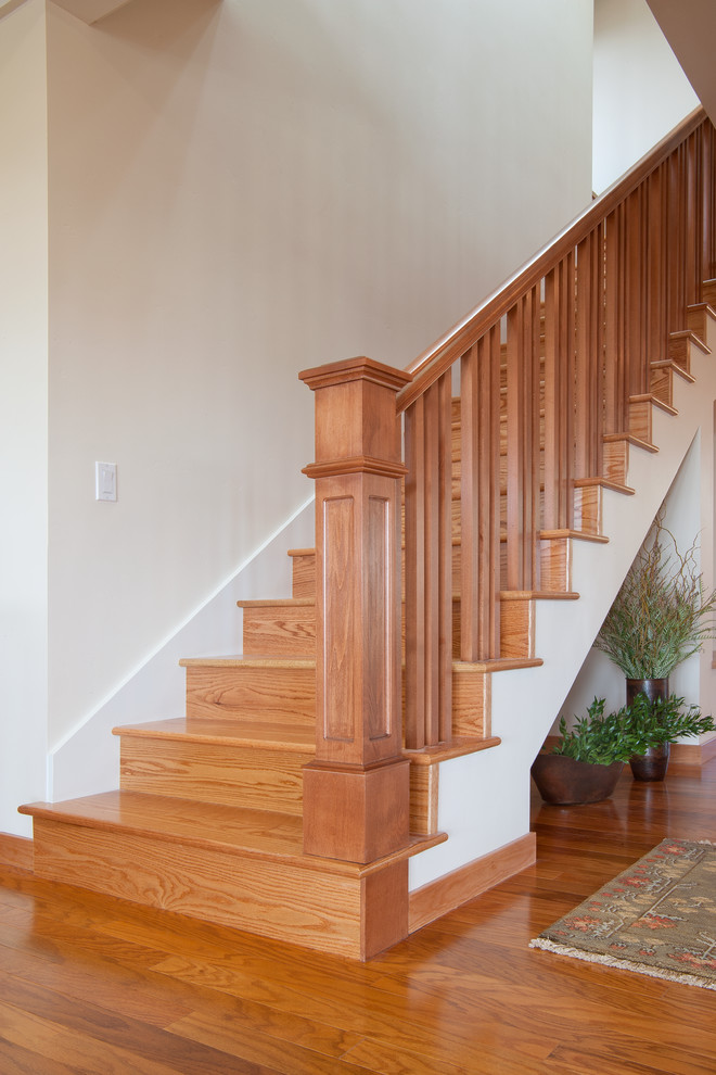 Свежая идея для дизайна: угловая деревянная лестница среднего размера в стиле кантри с деревянными ступенями - отличное фото интерьера