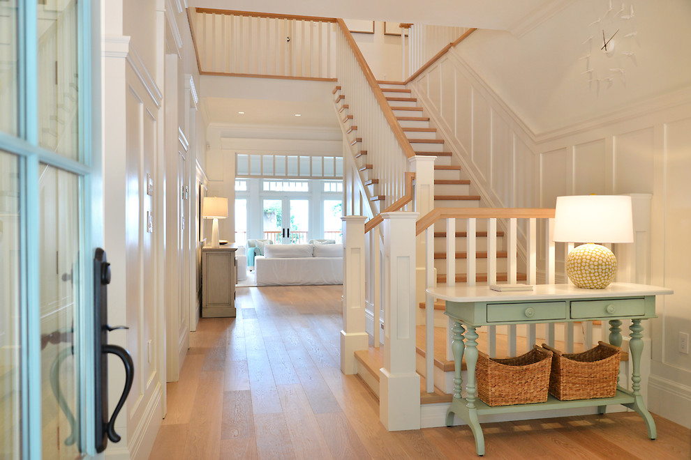Источник вдохновения для домашнего уюта: угловая лестница в морском стиле с деревянными ступенями и крашенными деревянными подступенками