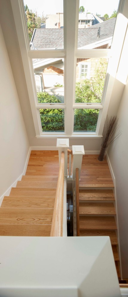 Modelo de escalera en U de estilo americano pequeña con escalones de madera y contrahuellas de madera pintada
