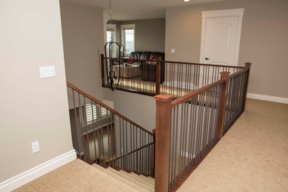 Idée de décoration pour un grand escalier craftsman en L avec des marches en moquette et des contremarches en moquette.