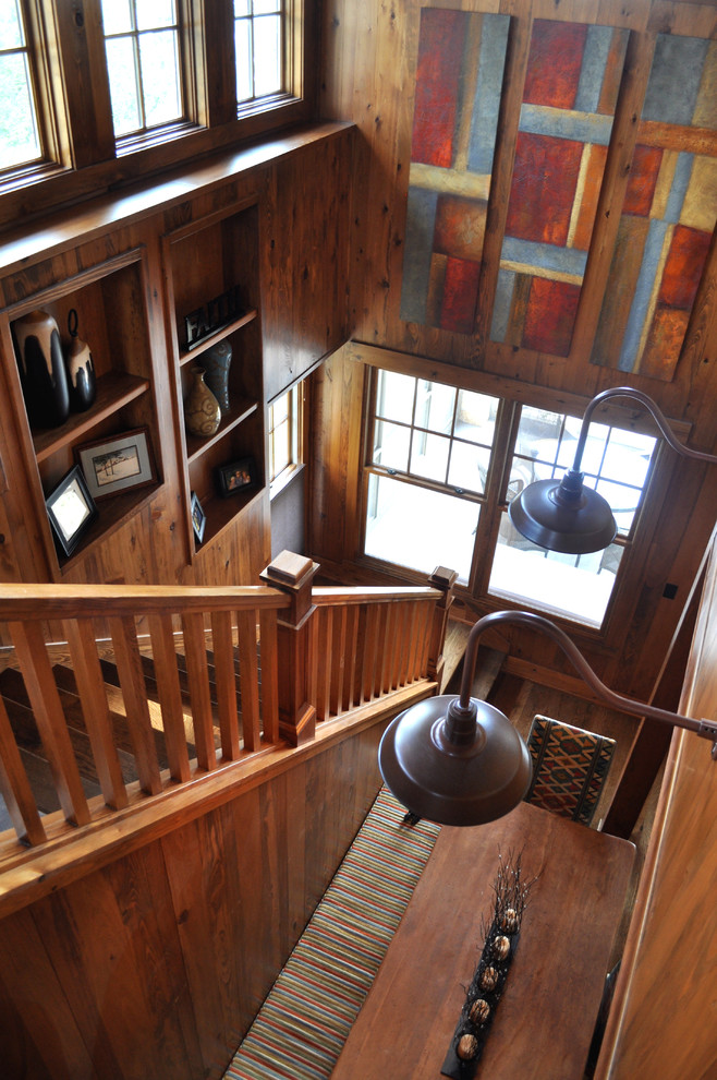 Cette photo montre un petit escalier craftsman en L avec des marches en bois, des contremarches en bois et éclairage.
