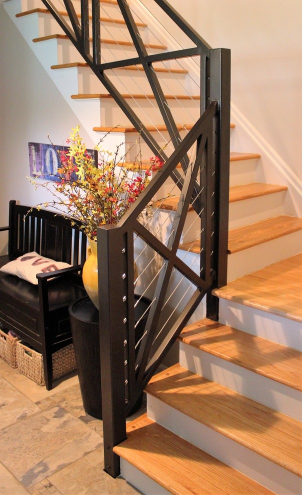 Aménagement d'un petit escalier peint craftsman en L avec des marches en bois.