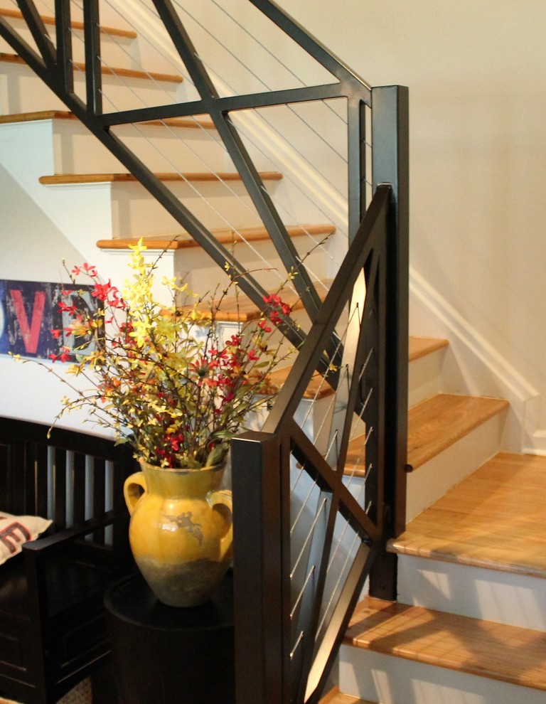 Modelo de escalera en L de estilo americano pequeña con escalones de madera y contrahuellas de madera pintada