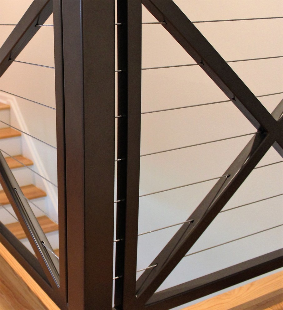 Ejemplo de escalera en L de estilo americano pequeña con escalones de madera y contrahuellas de madera pintada