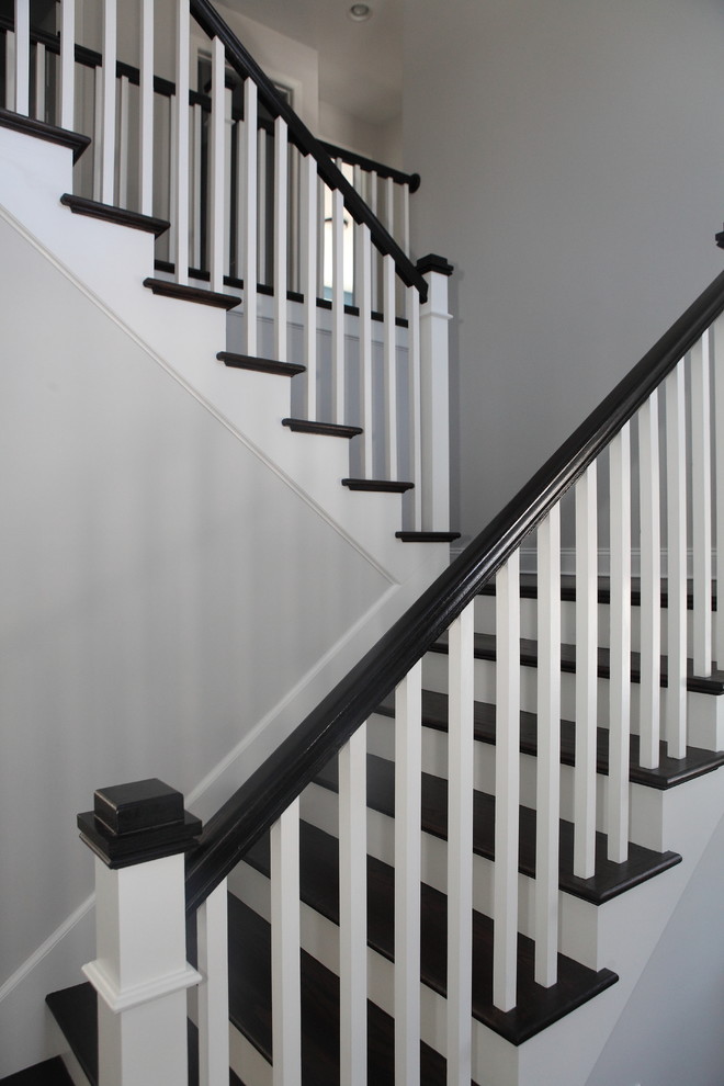 Inspiration pour un escalier craftsman en U de taille moyenne avec des marches en bois et des contremarches en bois.