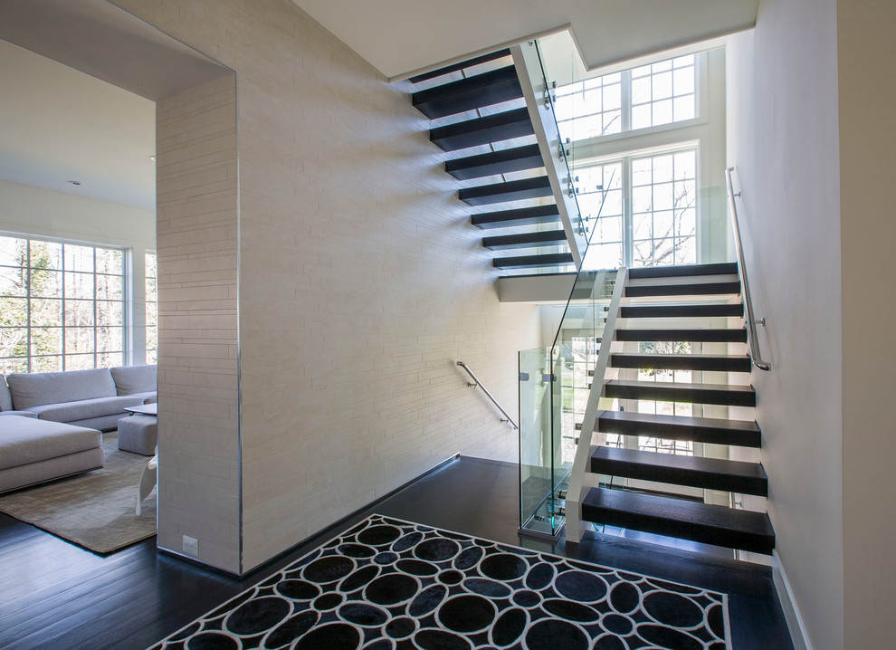 Идея дизайна: большая п-образная лестница в стиле модернизм с деревянными ступенями без подступенок