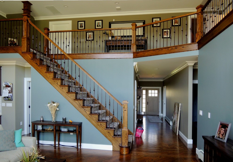 На фото: большая прямая деревянная лестница в стиле кантри с перилами из смешанных материалов и деревянными ступенями с