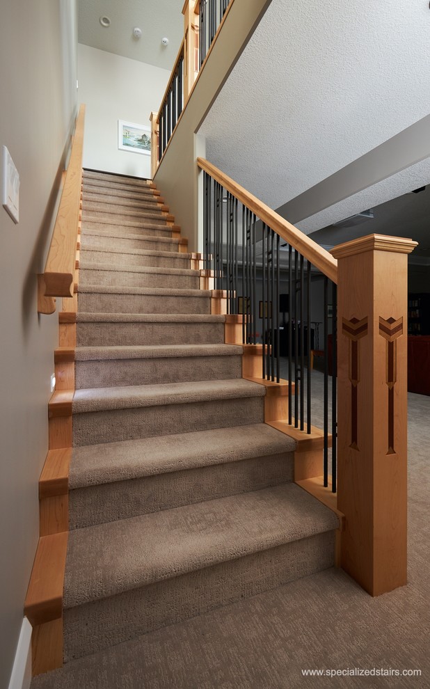 Diseño de escalera recta de estilo americano con escalones enmoquetados, contrahuellas enmoquetadas y barandilla de varios materiales