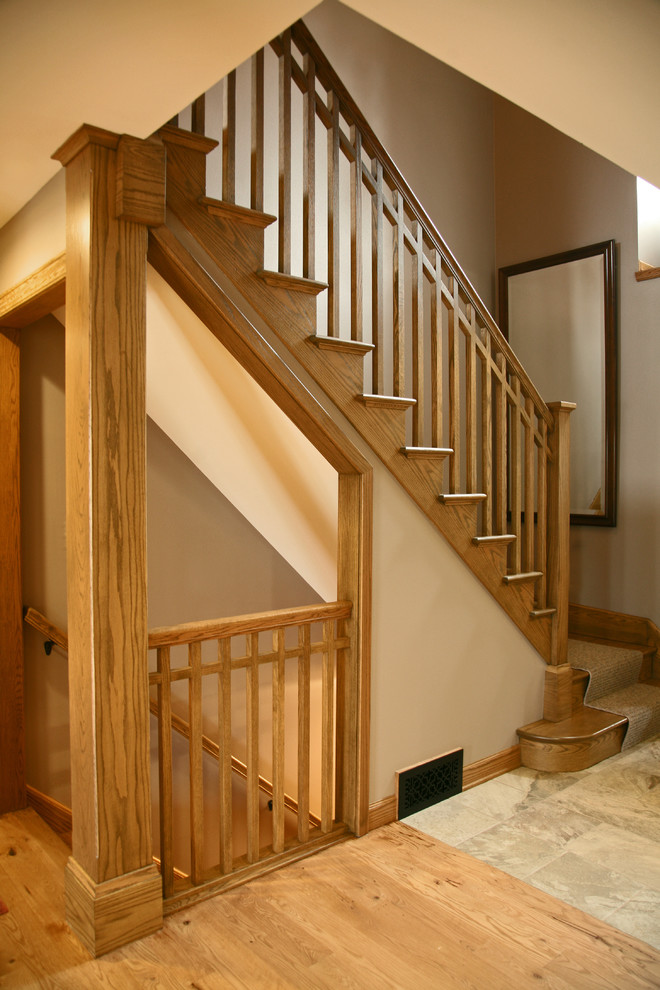 Пример оригинального дизайна: прямая деревянная лестница среднего размера в стиле кантри с деревянными ступенями