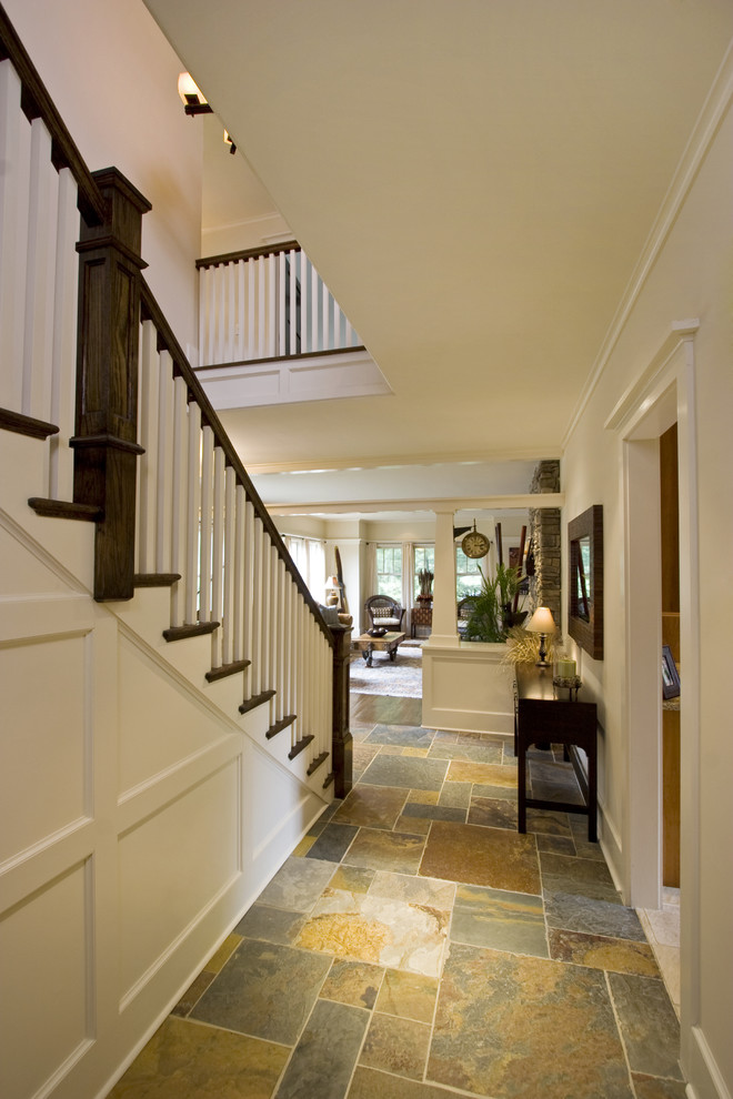 Foto de escalera recta de estilo americano grande con escalones de madera y contrahuellas de madera