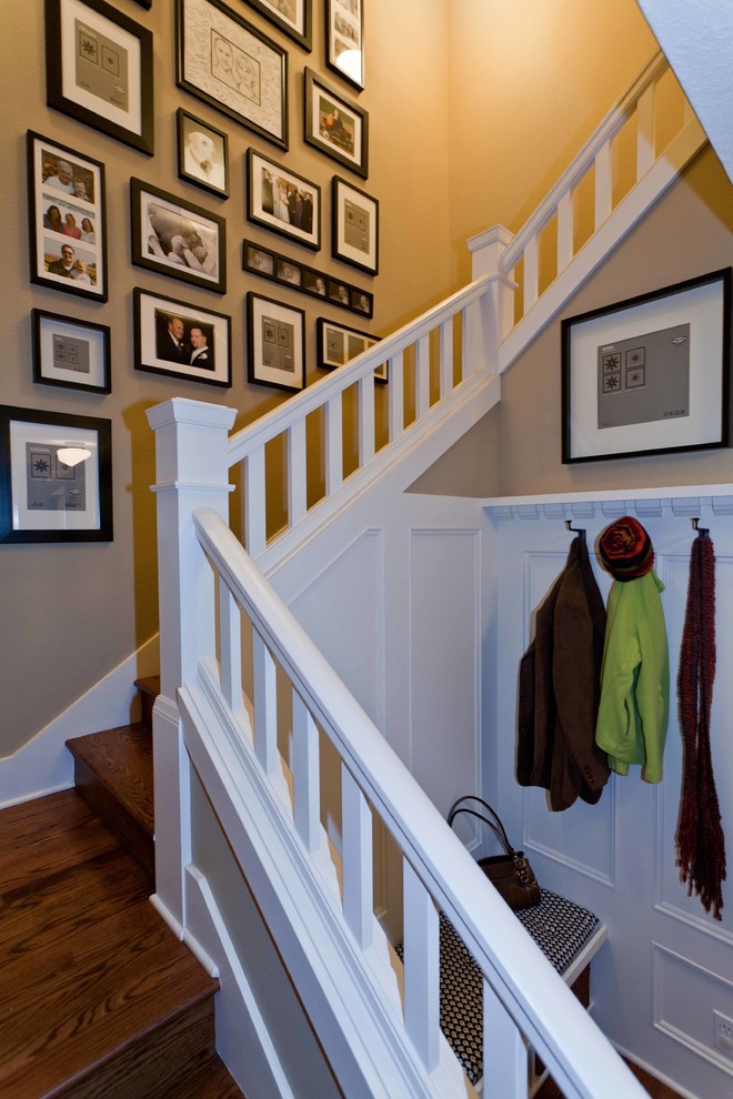 Imagen de escalera en L de estilo americano de tamaño medio con escalones de madera y contrahuellas de madera