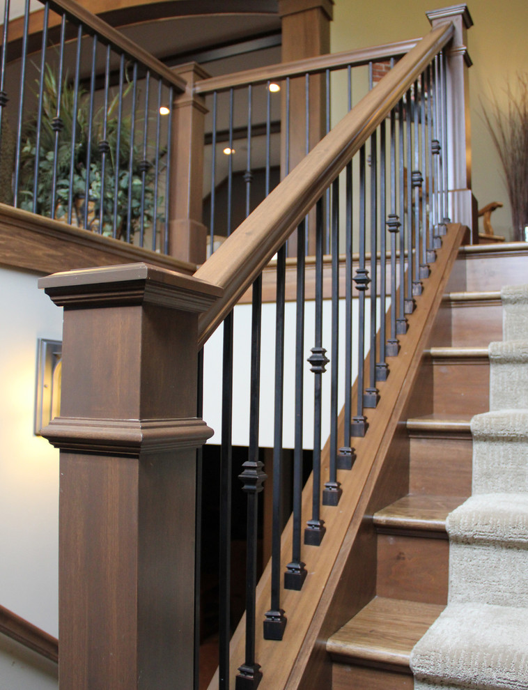 Стильный дизайн: п-образная деревянная лестница среднего размера в стиле кантри с ступенями с ковровым покрытием - последний тренд