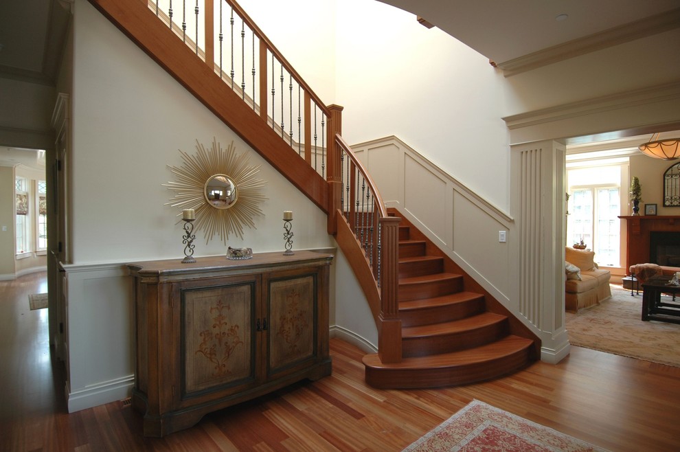 Стильный дизайн: деревянная лестница в стиле кантри с деревянными ступенями - последний тренд