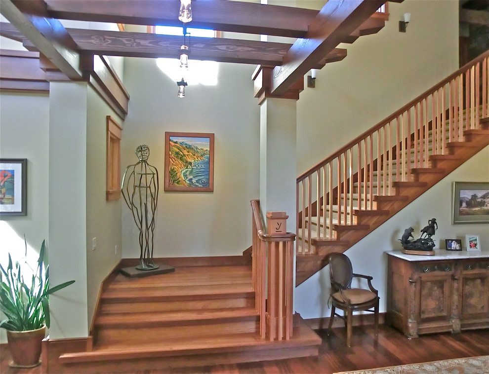 Cette image montre un très grand escalier craftsman en L avec des marches en bois et des contremarches en bois.