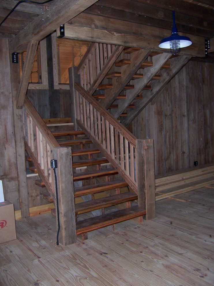 Foto de escalera suspendida campestre grande con escalones de madera, contrahuellas de madera y barandilla de madera