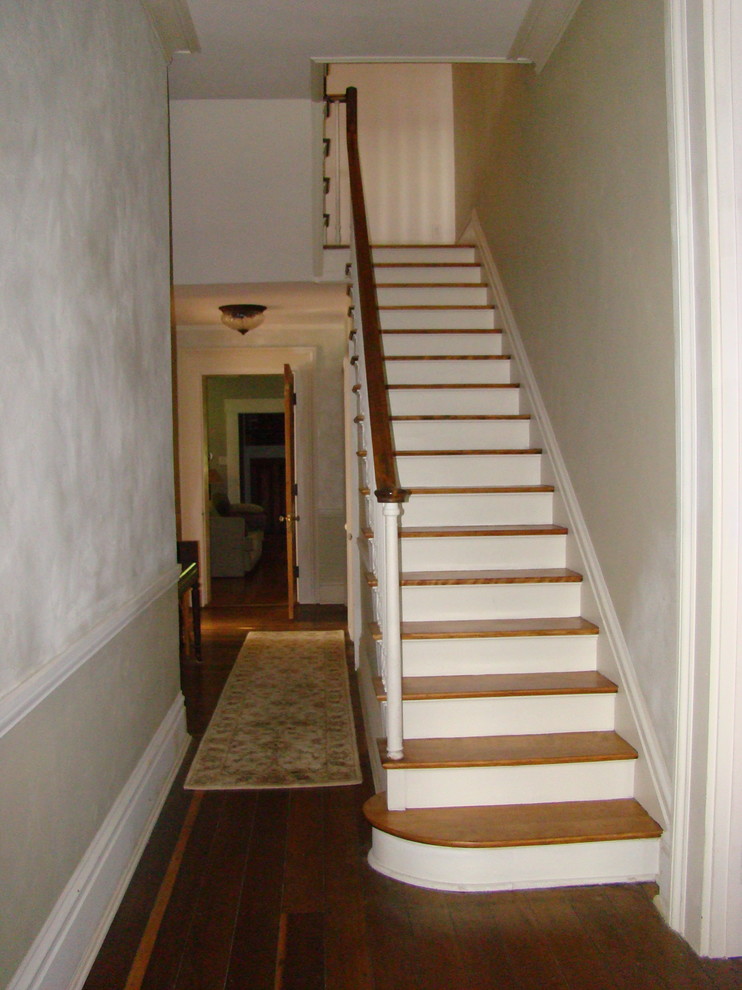 Foto de escalera recta tradicional de tamaño medio con escalones de madera, contrahuellas de madera pintada y barandilla de madera