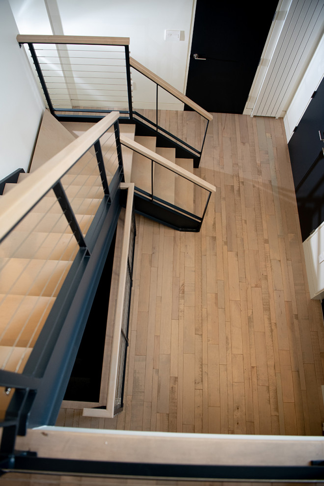 Diseño de escalera en L minimalista pequeña sin contrahuella con escalones de madera y barandilla de varios materiales
