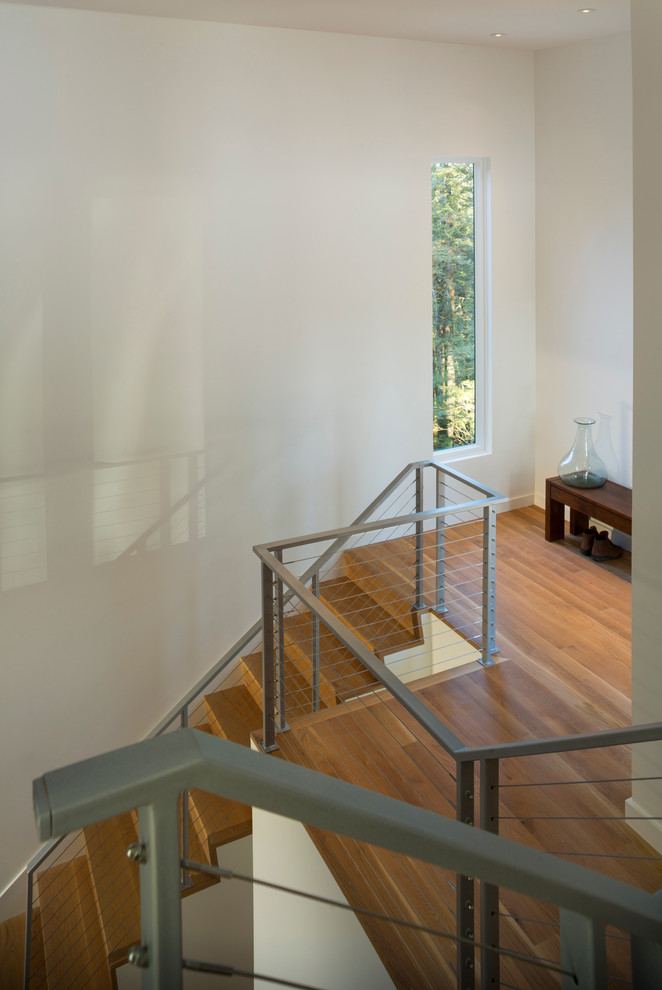 Cette image montre un escalier design avec des marches en bois, des contremarches en bois et palier.
