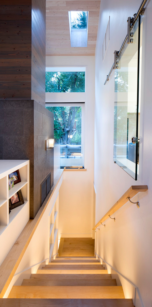 Свежая идея для дизайна: прямая деревянная лестница среднего размера в стиле кантри с деревянными ступенями и деревянными перилами - отличное фото интерьера