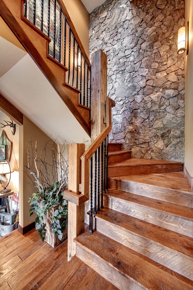 Cette image montre un escalier chalet en U avec des marches en bois, des contremarches en bois et un garde-corps en bois.