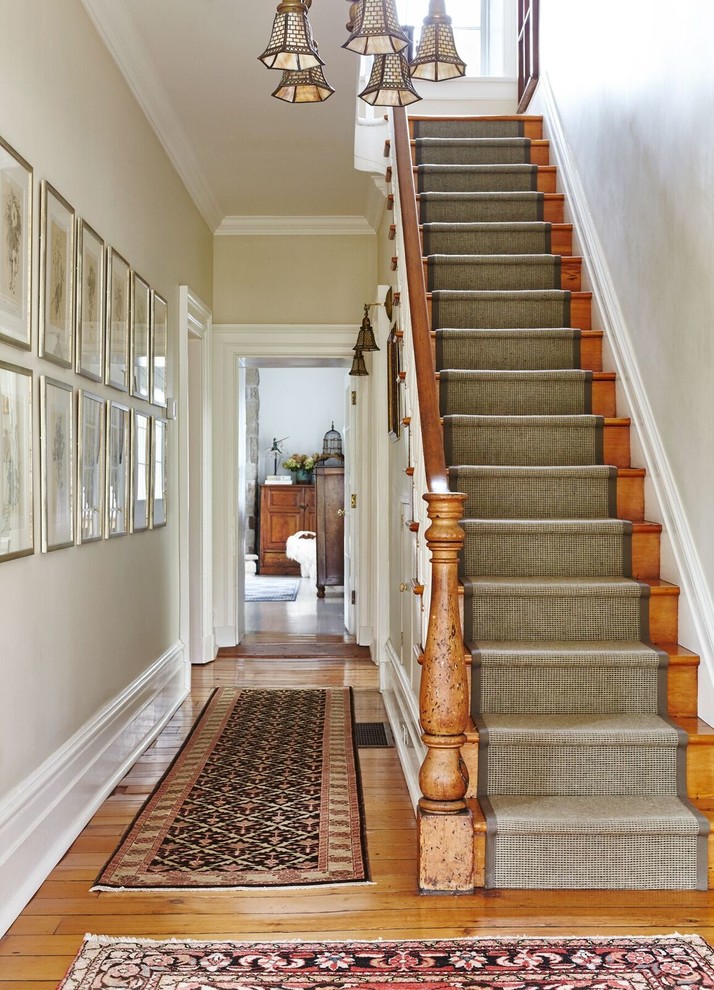 Стильный дизайн: прямая деревянная лестница среднего размера в стиле кантри с деревянными ступенями - последний тренд