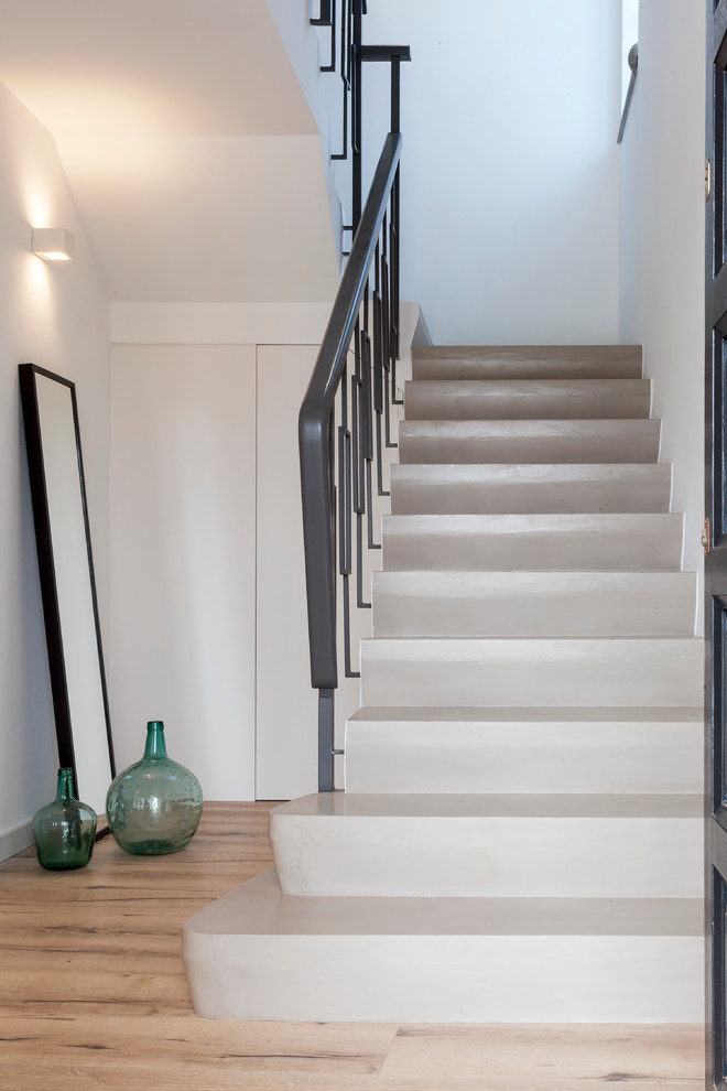 Пример оригинального дизайна: п-образная бетонная лестница среднего размера в стиле неоклассика (современная классика) с бетонными ступенями