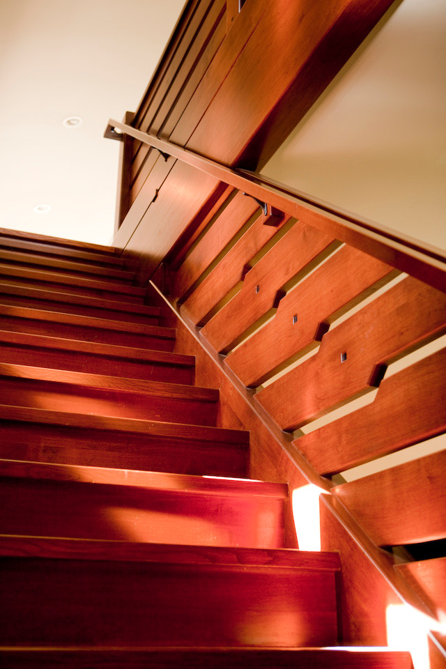 Стильный дизайн: прямая деревянная лестница среднего размера в стиле кантри с деревянными ступенями и деревянными перилами - последний тренд